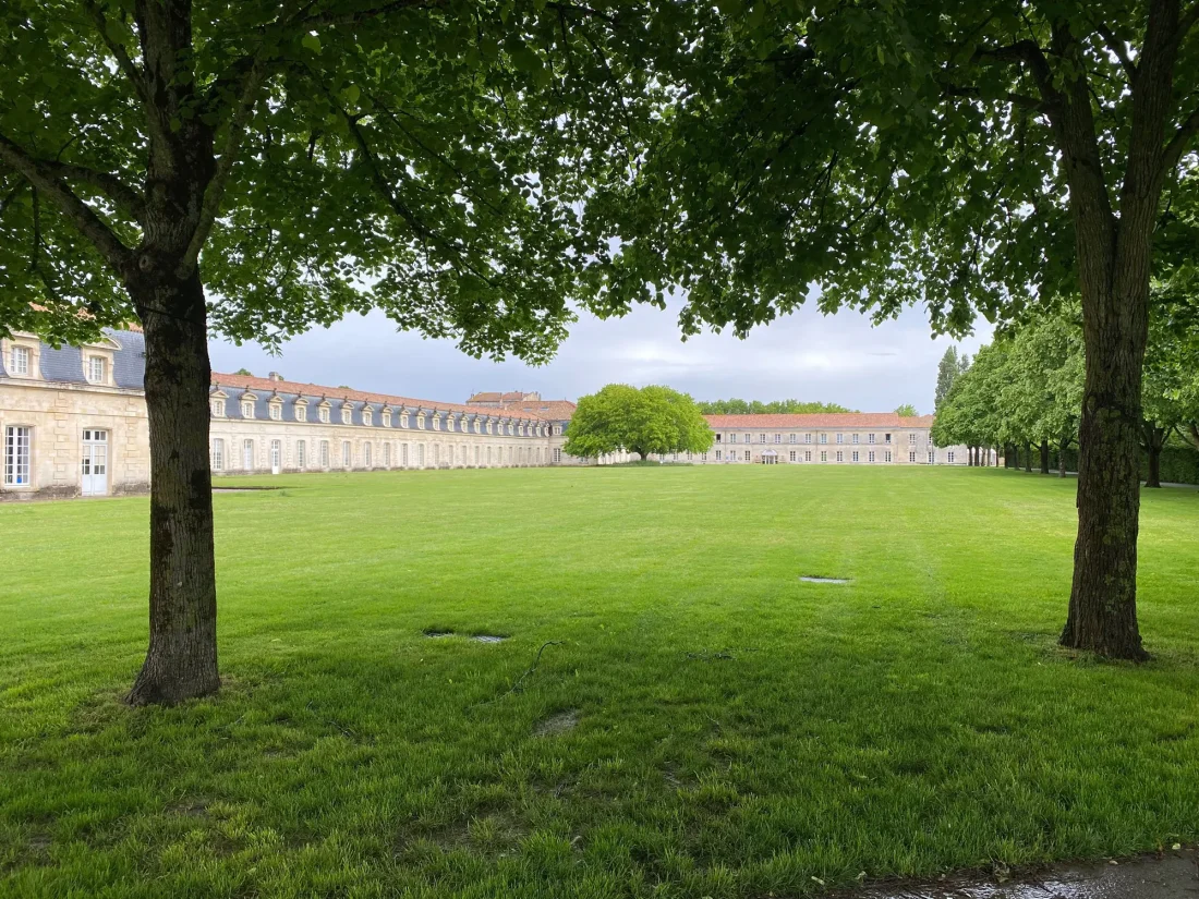 Location vacances Rochefort Apparts Bleu Soleil, la corderie royale est a 2 pas