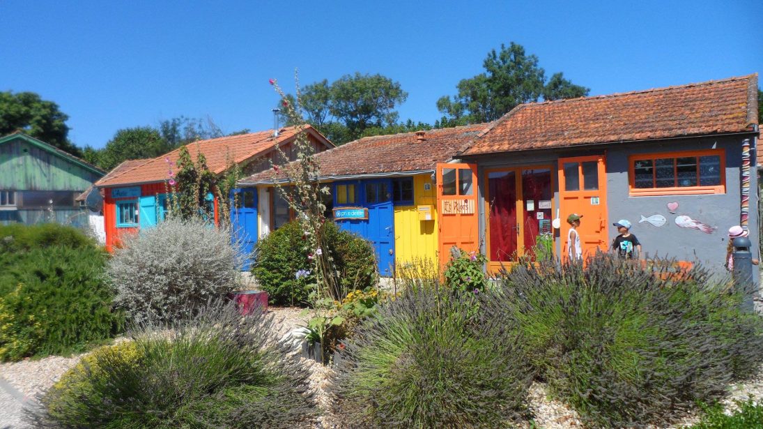 Les cabanes colorée du Château d'Oléron à découvrir dans les 10 balades à faire absolument en Charente-Maritime